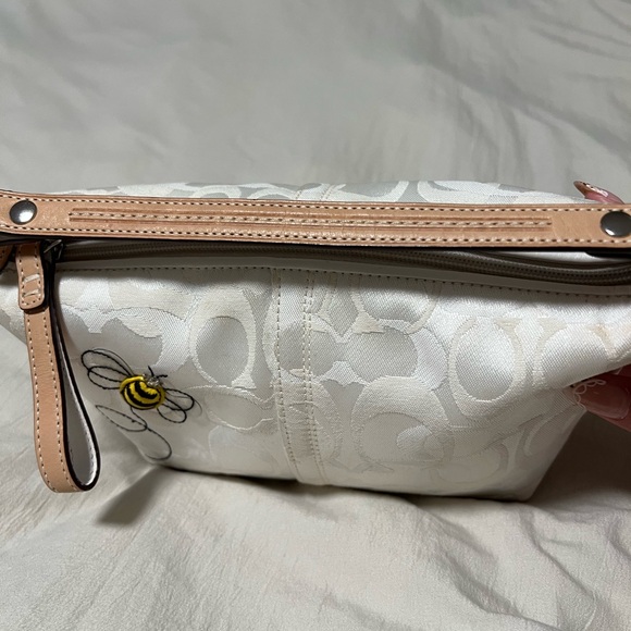 mini coach signature bumblebee demi pouch bag🐝✨ - Picture 4 of 6